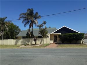 8 Bedroom House in Beacon Bay