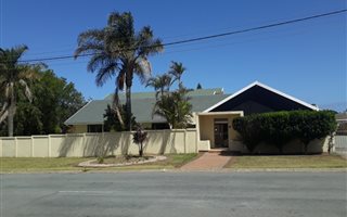 8 Bedroom House in Beacon Bay