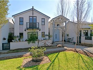 5 Bed House in Copperleaf Golf and Country Estate