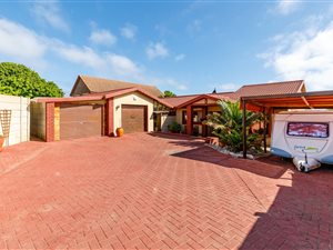 3 Bed House in Dana Bay