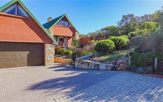 4 Bedroom House in Herolds Bay