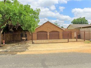 5 Bed House in Glen Marais