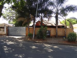 4 Bed House in Bezuidenhout Valley