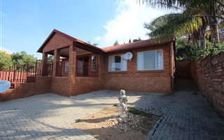 3 Bedroom Simplex in Waterkloof Heights