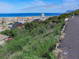 650 m² Land available in Muizenberg