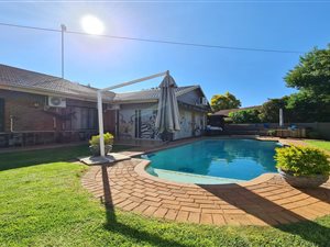 4 Bed House in Flora Park