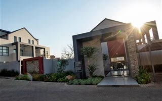 3 Bedroom Apartment in Paulshof
