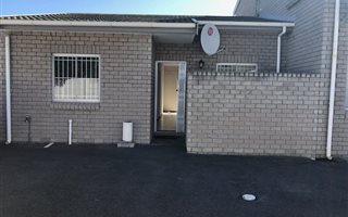 2 Bedroom Apartment in Bloubergstrand
