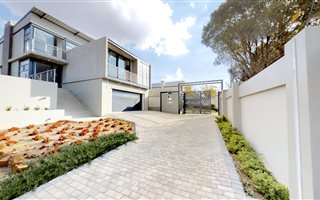 4 Bedroom House in Waterkloof Heights