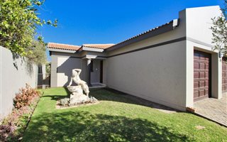 2 Bedroom Townhouse in Silver Lakes Golf Estate