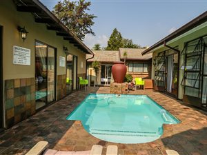 450 m² Hotel in Aston Manor