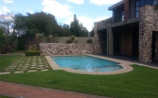 6 Bedroom House in Melrose