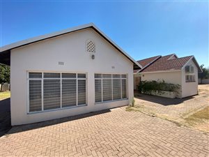 300 m² Commercial space in Wendywood