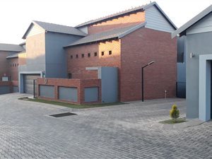 4 Bed Townhouse in Ruimsig