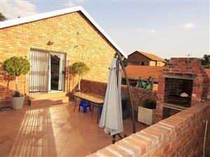 2 Bed Apartment in Hennopspark