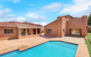 5 Bedroom House in Country View