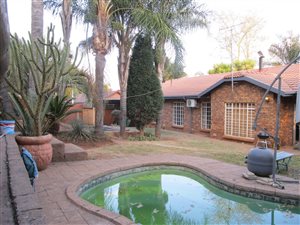 4 Bed House in Suiderberg