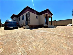 3 Bed House in Roodekop