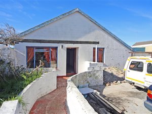 3 Bed House in Strandfontein