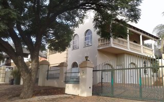 3 Bedroom House in Meerhof