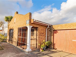 3 Bed House in Elsies River
