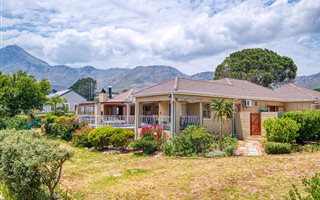 4 Bedroom House in Sir Lowrys Pass