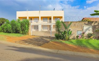 8 Bedroom Flat in Lenasia South