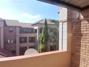 2 Bed Townhouse in Die Hoewes