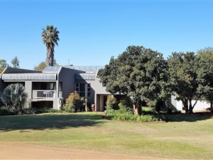 7 Bed House in Kameeldrift East