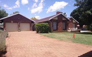 3 Bedroom House in Roodekrans