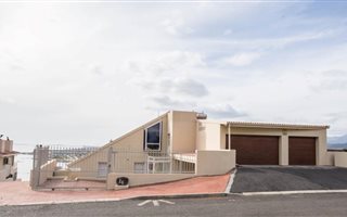 5 Bedroom House in Mountainside