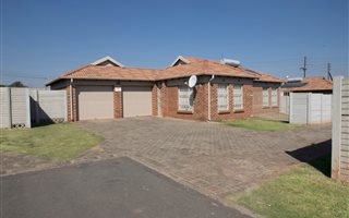 3 Bedroom House in Clayville