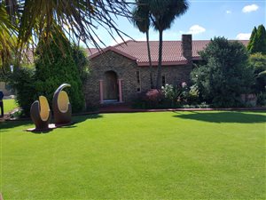 4 Bed House in Vandermerweskroon