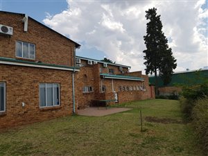 889 m² Commercial space in Laser Park