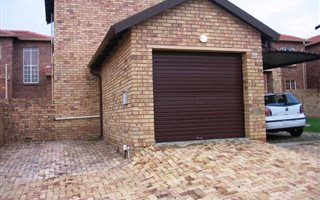 2 Bedroom Townhouse in Rooihuiskraal North