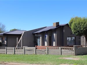 4 Bed House in Lennoxton