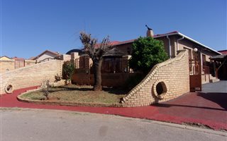 4 Bedroom House in Zakariyya Park