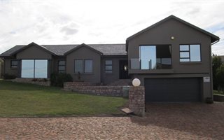 3 Bedroom House in Village On Sea