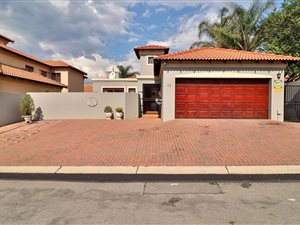 4 Bed Cluster in Bromhof