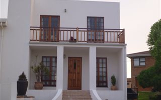 4 Bedroom House in Pearly Beach