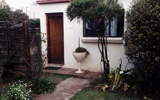 1 Bedroom Garden Cottage in Westdene