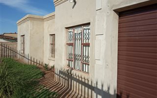 2 Bedroom House in Langaville