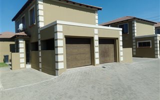 3 Bedroom House in Blue Valley Golf Estate
