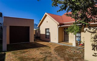 2 Bedroom House in Paarl Central East
