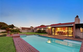 5 Bedroom House in Helderkruin