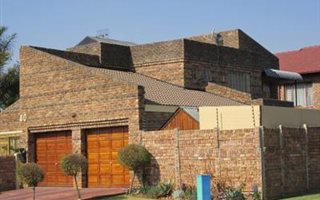 6 Bedroom House in Highveld
