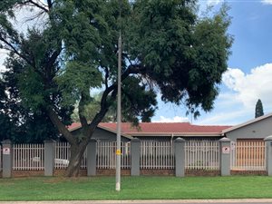 4 Bed House in Van Riebeeck Park
