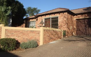 2 Bedroom Townhouse in Roodepoort North