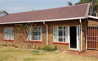 65 m² Commercial space in Garsfontein