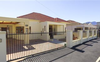 5 Bedroom House in Strand Central